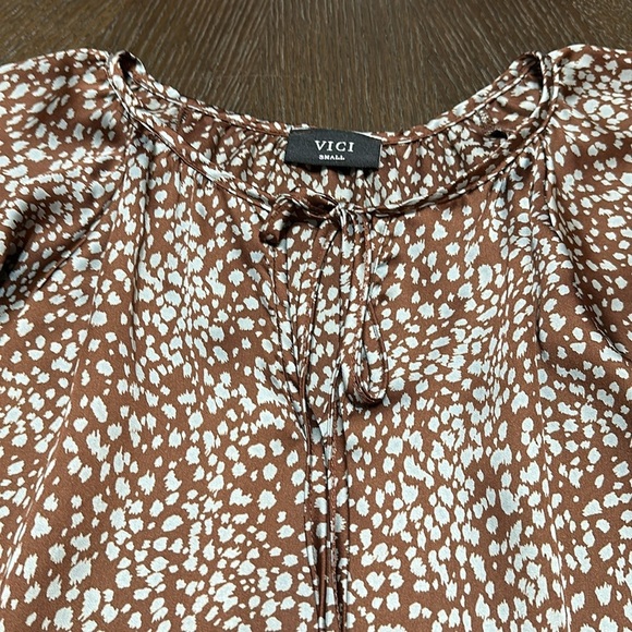 VICI Tyche Flutter Sleeve Satin Brown/Light Blue‎ Print Top, Women’s Small - Picture 4 of 11